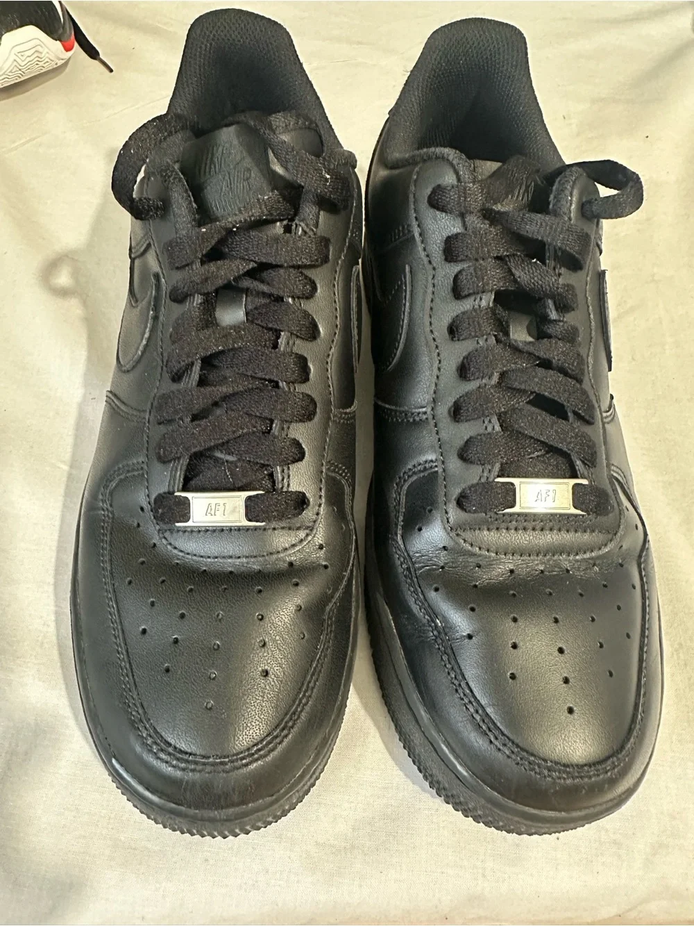 All-Black Low-Top Leather Sneakers with Lace Dubrae